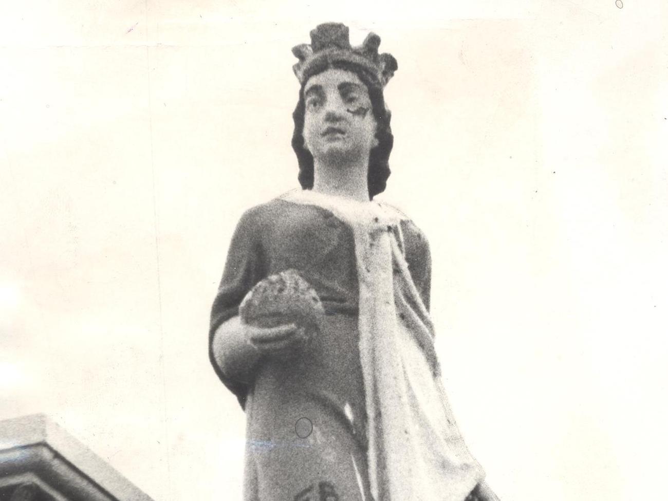 This queen took pride of place on the roof of an electrical showroom at the junction with Merrion Street. The figure was of Queen Victoria when she was aged 18 to 23.