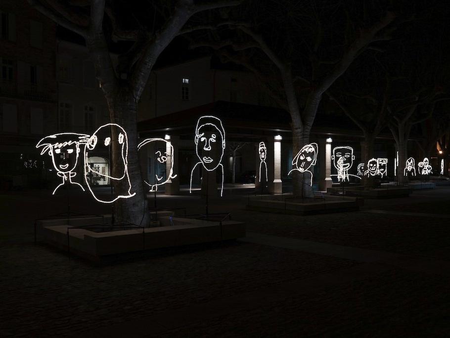 Brothers and Sisters at Queen Square takes the simple concept of asking young children to portray their sibling, or friend, in their own unique artwork and transforming it into a large scale garland of LED lights.