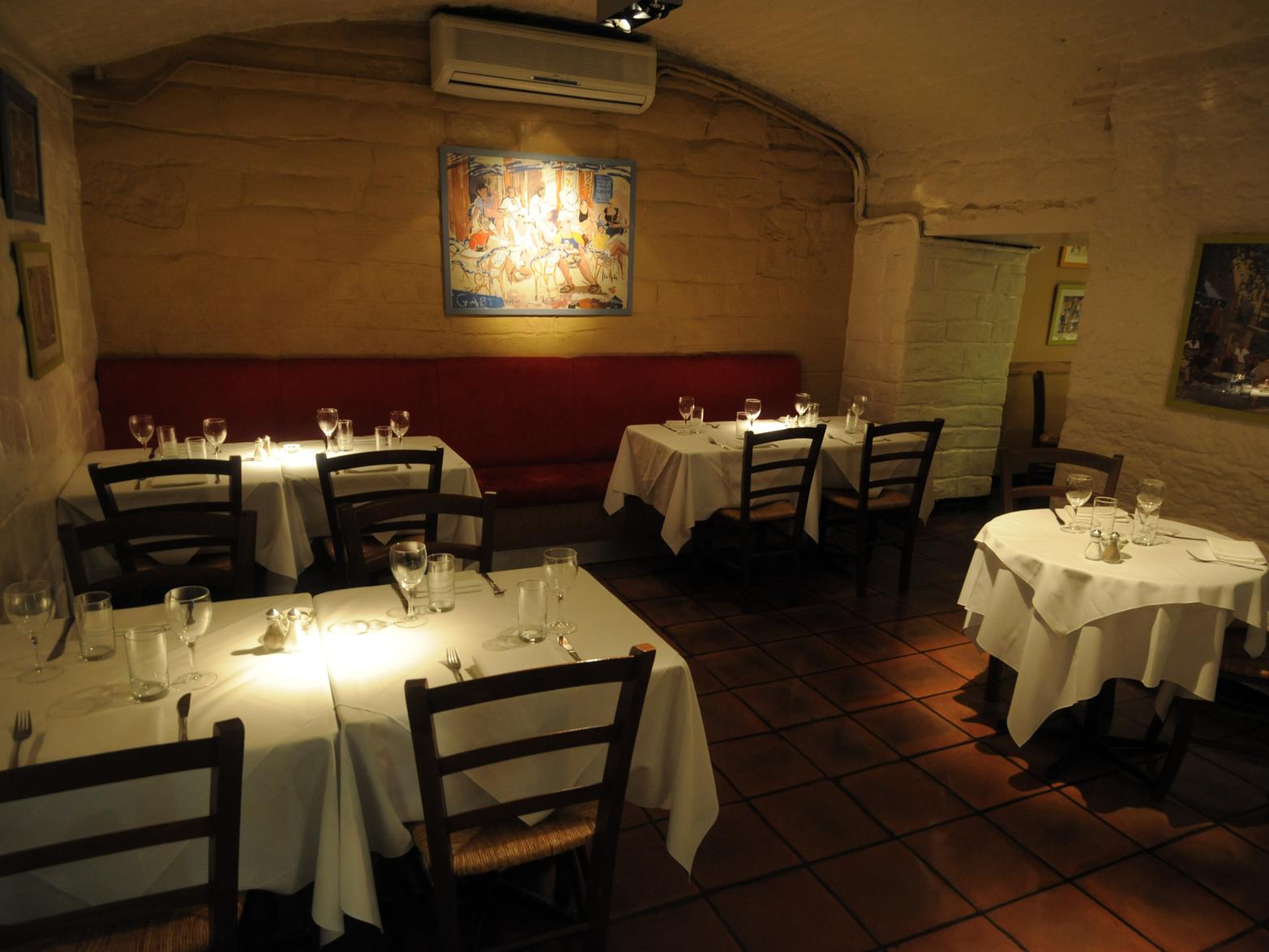 Do you remember this restaurant tucked away in a charming vaulted basement on Wellington Street? It aimed to provide diners with a little taste of France on their doorstep.