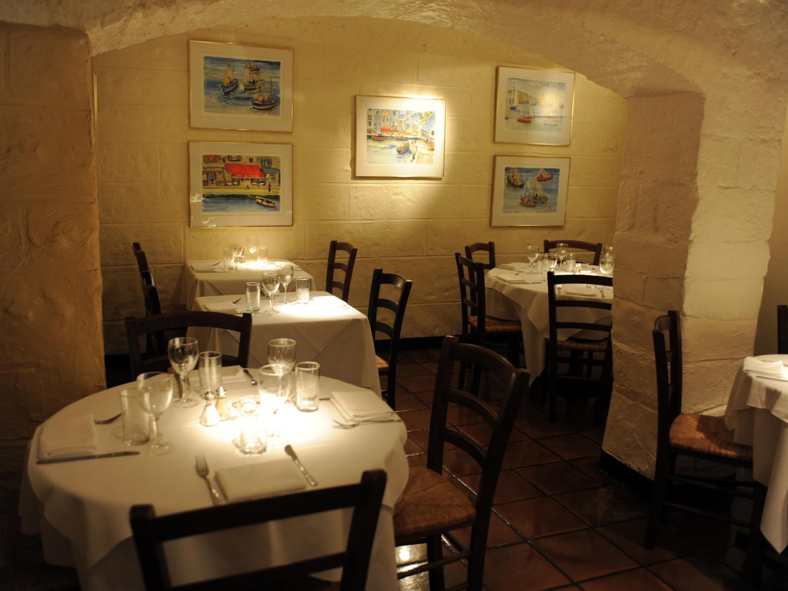 Do you remember this restaurant tucked away in a charming vaulted basement on Wellington Street? It aimed to provide diners with a little taste of France on their doorstep.