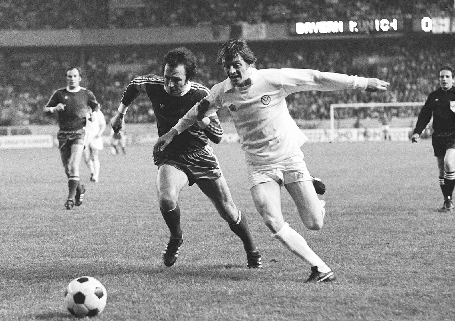 A true design classic, Leedss Smiley badge is the standout feature on this kit, worn as United swept to their second title triumph in 1973-74 and the European Cup final the following season.