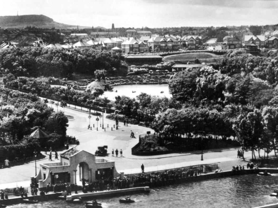 The park and the North Bay swimming pool can be seen. The pool was built in 1938 at a cost of nearly 30,000. The pool was the last major development on the North side before the second world war.
