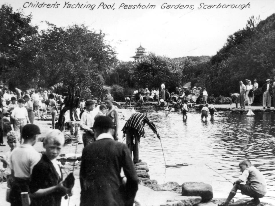 More crowds line the side of the pool, a few years later. In the centre distance the pagoda on the island can be seen.