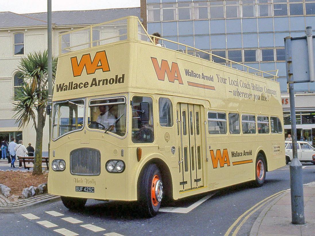 A Wallace Arnold bus at Paignton.