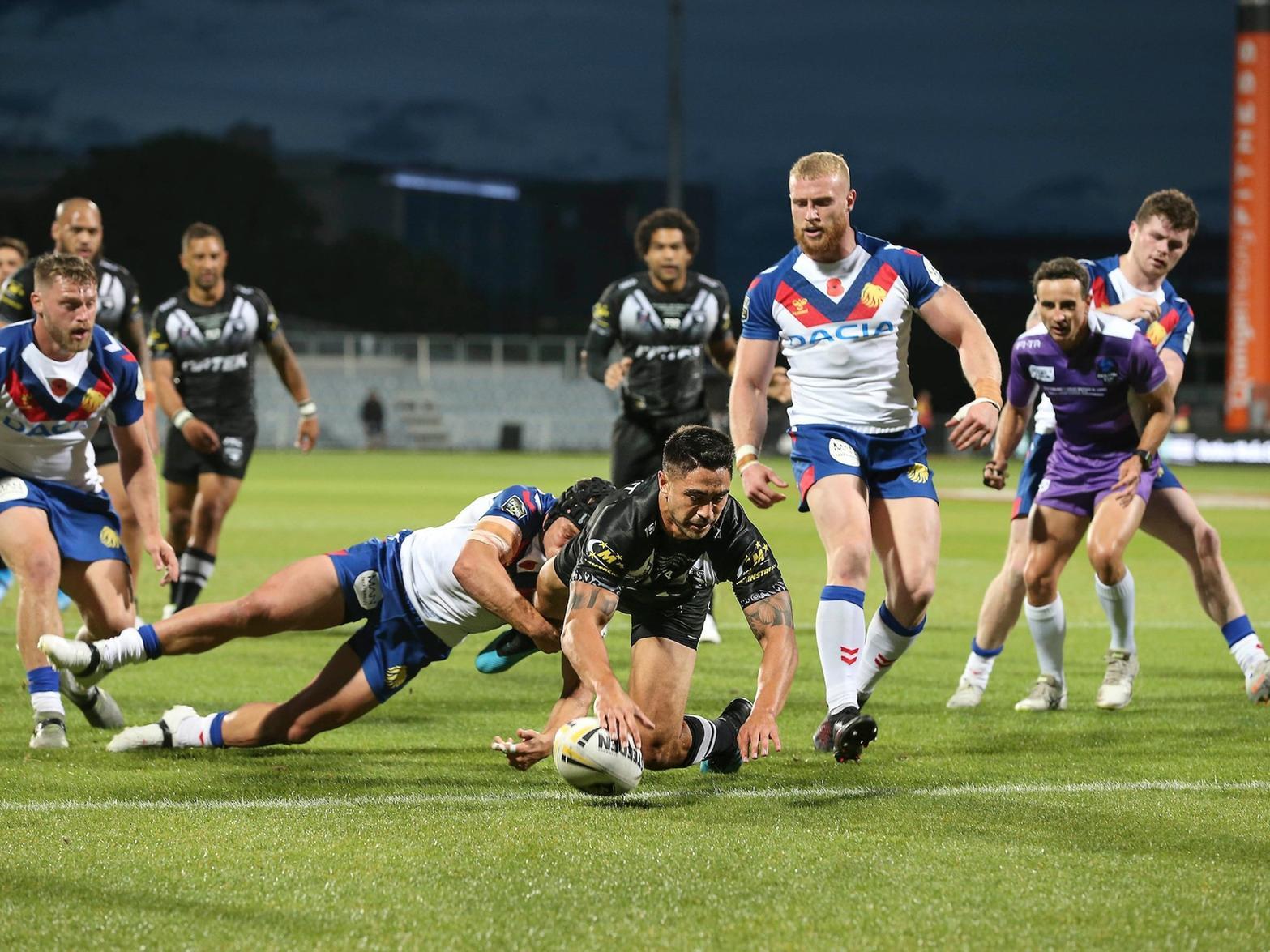 Shaun Johnson scores for the Kiwis against Great Britain.