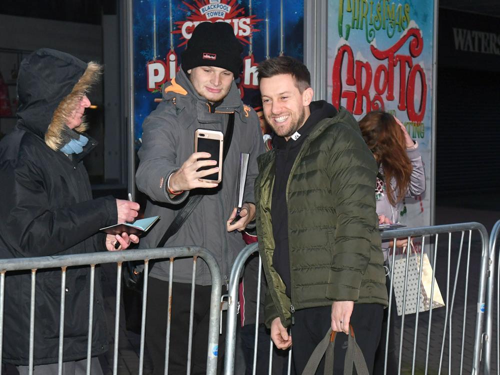 Chris Ramsey takes a selfie with a fan