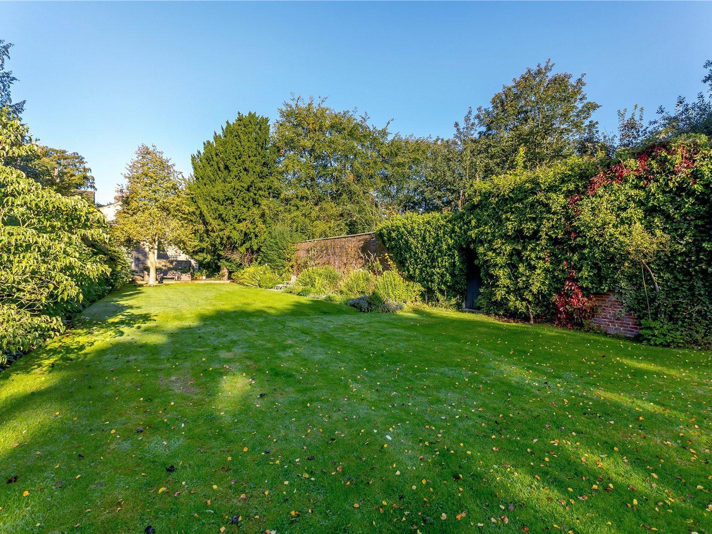 The property stands within a conservation area, surrounded by open space and on the edge of greenbelt countryside and set in approximately 2/3 of an acre.