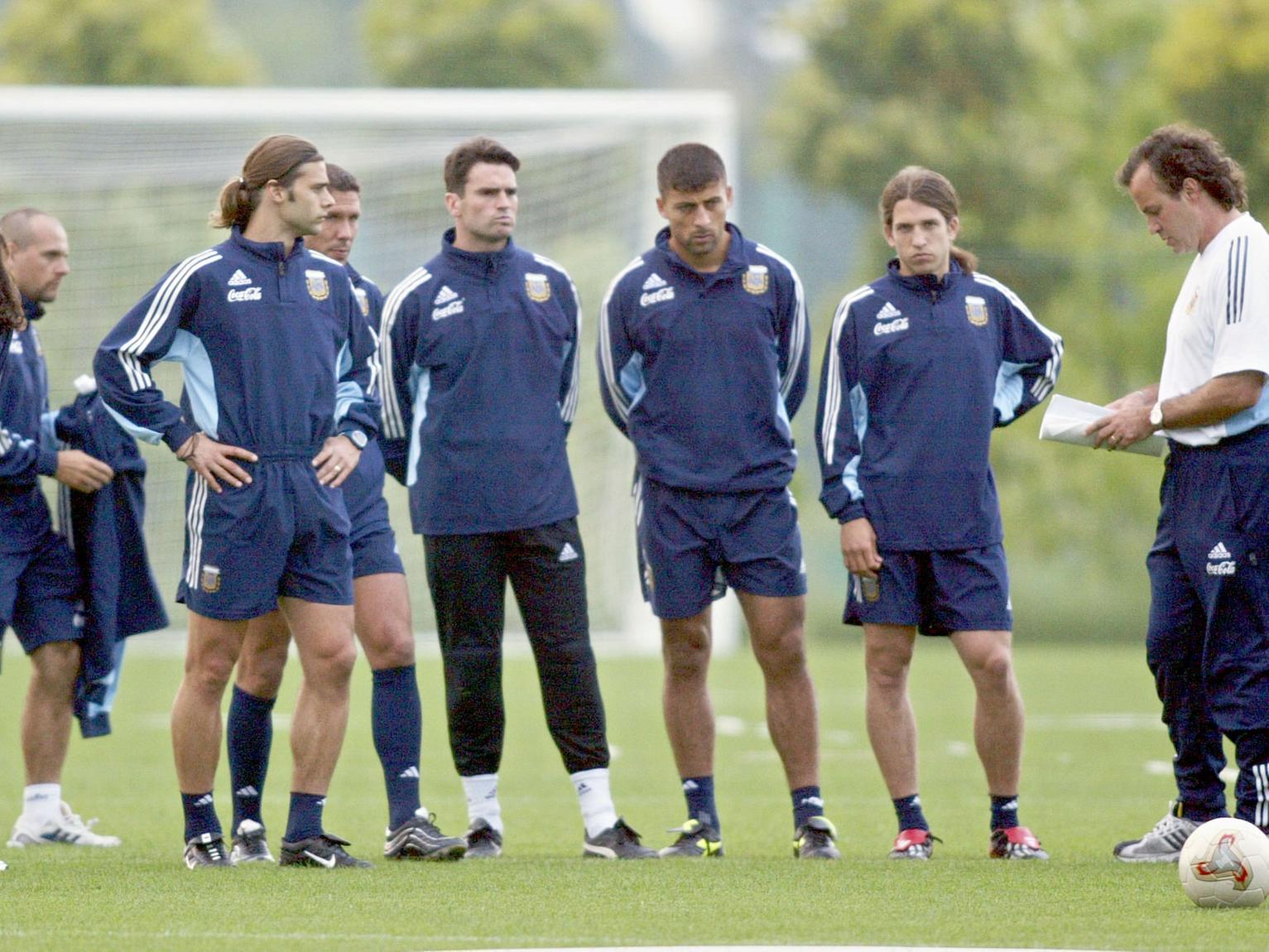 CLOSE: Marcelo Bielsa, right, gives instructions to his Argentina squad including Mauricio Pochettino, third left with pony tail, during the 2002 World Cup. Photo by DANIEL GARCIA/AFP via Getty Images.