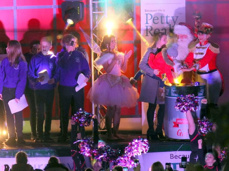 Young performers at the switch-on