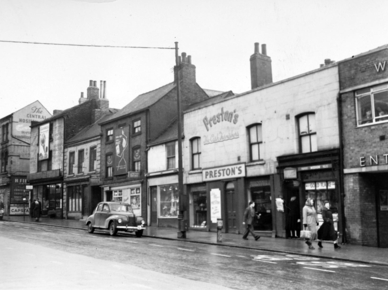 This property on Vicar Lane was due to demolished at the end of the 1950s.