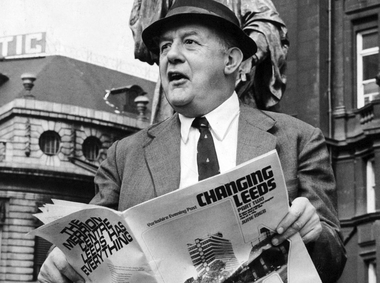 Poet John Betjeman looks at a copy of the YEP supplement Changing Leeds in City Square.