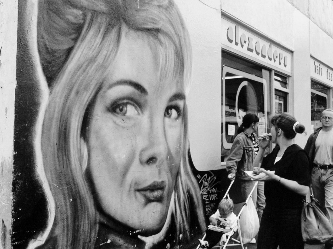 Do you remember this mural, pictured in July 1993, on the wall at the Market Place Project on Kirkgate? 