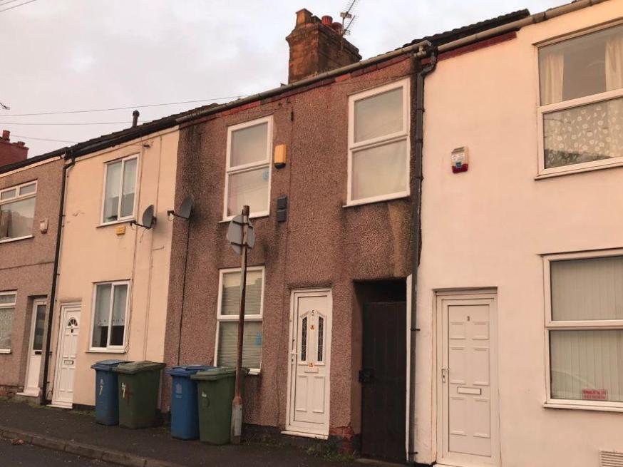 This freehold mid-terraced property is close to Mansfield town centre and Portland Retail Park. It's for sale by Public Auction on 12 December 2019 at Nottingham Racecourse. Guide price of 45,000