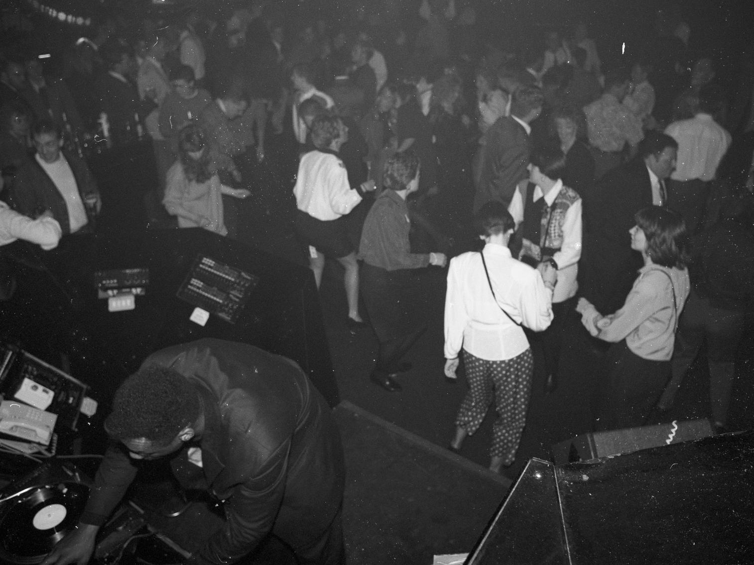 Do you know which nightclub this photo was taken in?