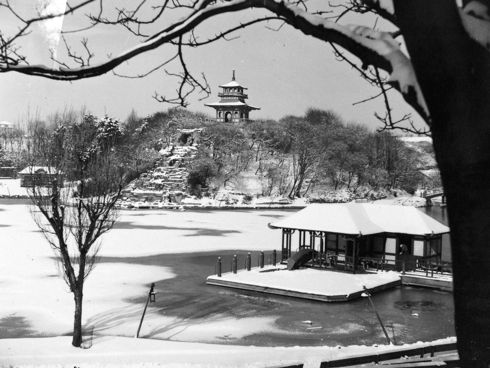 Peasholm Park and lake frozen over in the 1940s.