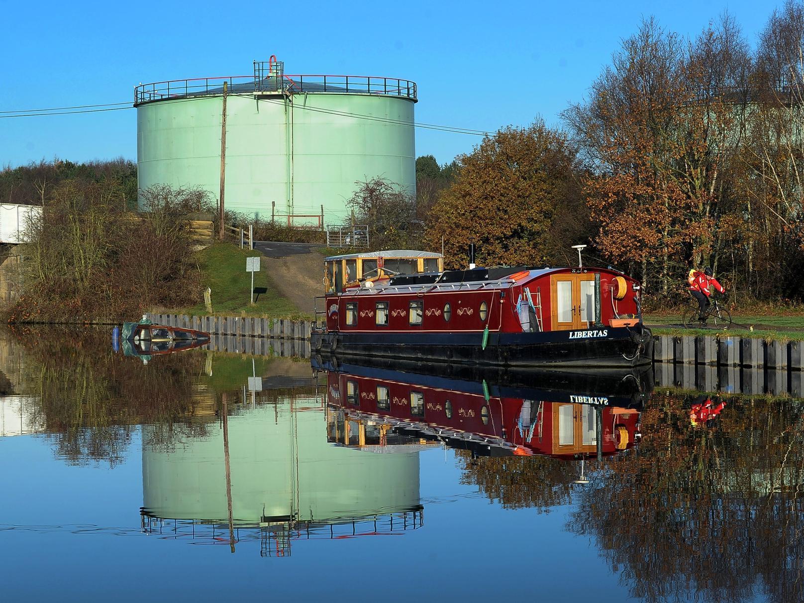 A stunning, wildlife-heavy route that starts at the breathtaking RSPB St Aidan's Nature Reserve. Following smooth, mostly paved towpaths along the River Aire, you'll cycle past Woodlesford Lock and Lemonroyd Marina. It is flat, scenic, and packed with birdwatching spots. 🚴‍♂️ 31.2 km