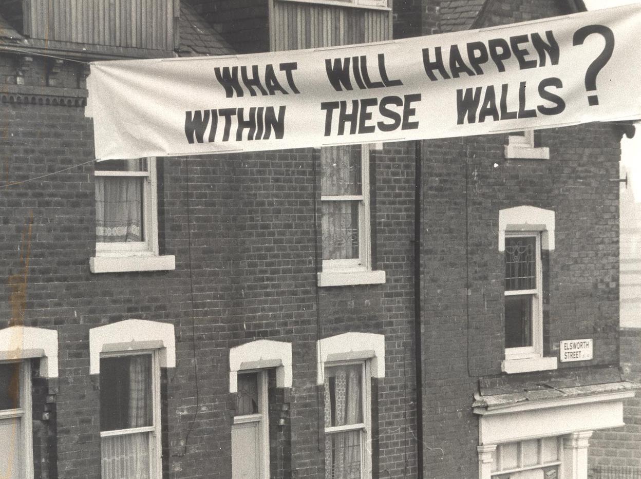 Tenants of homes on Elsworth Street facing demolition because of plans to extend Armley Jail put banners across their street calling for 'fairer' compensation.