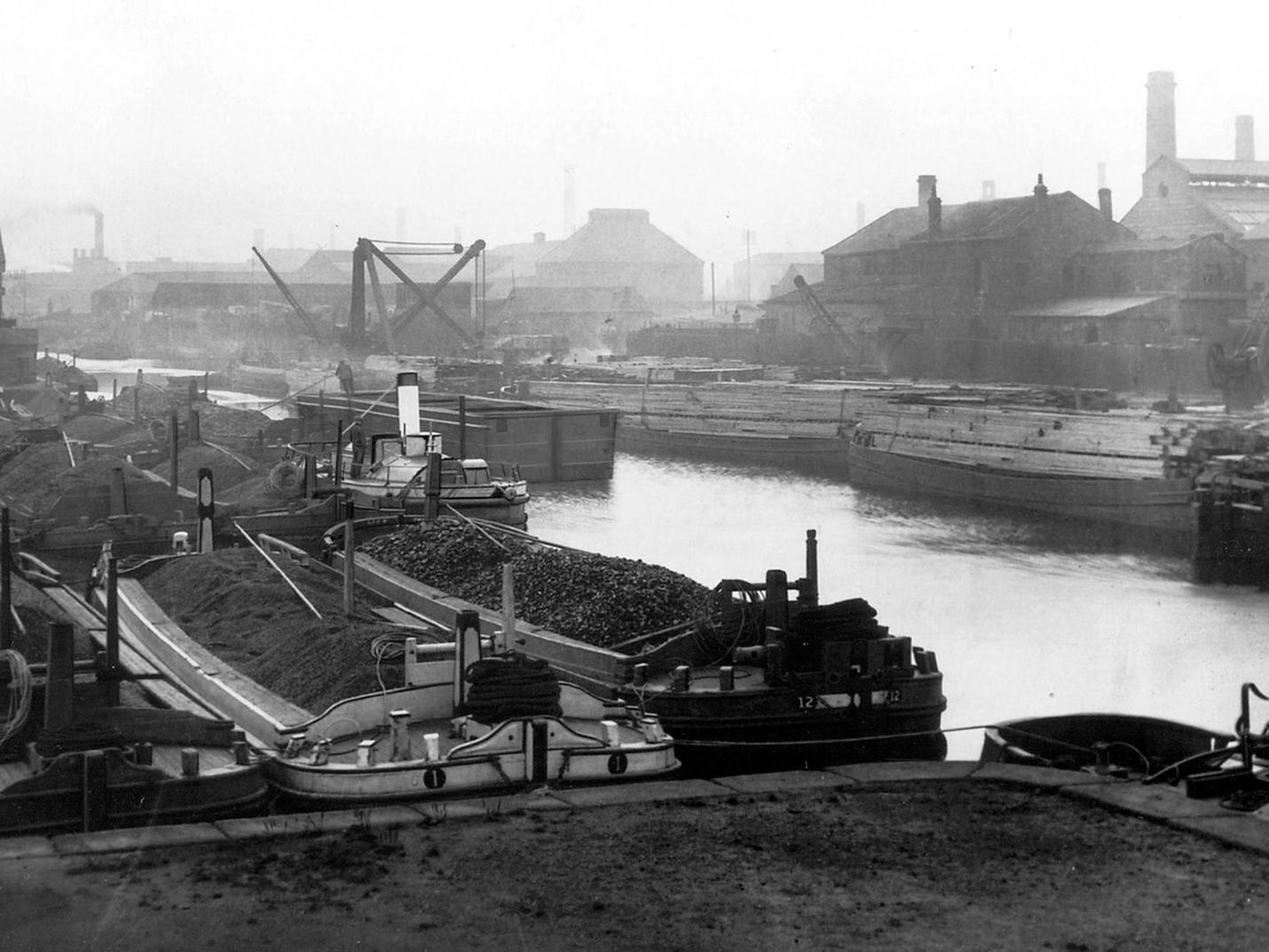 A view of Clarence Dock in Leeds during the 1920s.