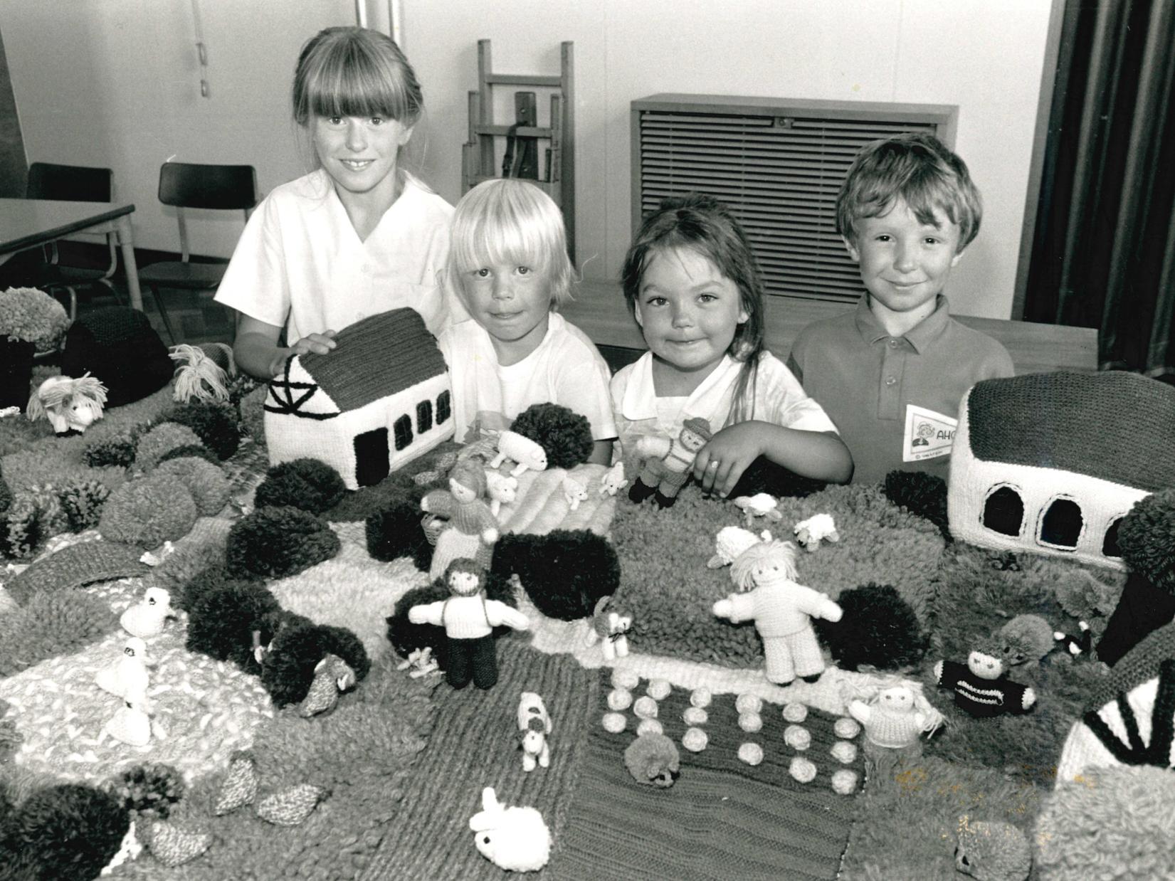 Walton Grove School receives a knitted farm. Published in the Wakefield Express 30.6.1989.