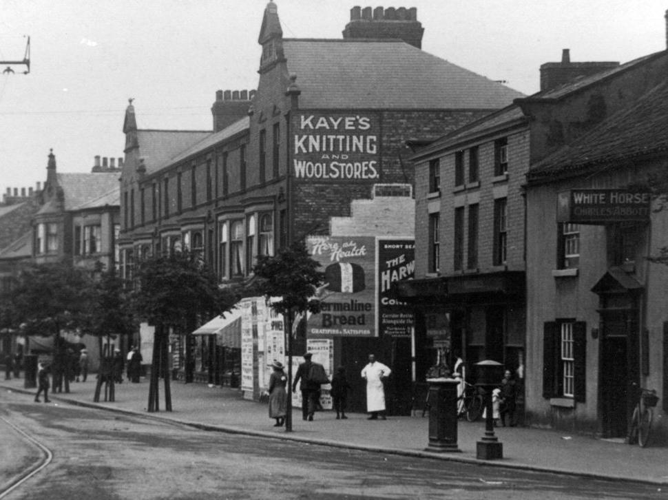 Can you tell which pub is in this picture? On the right hand side The White Horse can be seen, known today as the Tap n Spile. Tram lines can also be seen in the middle of the road, part of a five mile network.