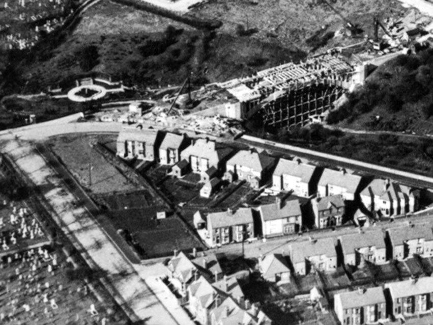 Can you work out which landmark is being built here? In the top right of the picture Glen Bridge is under construction, part of the councils long-term plan to bring the town into the motor age.