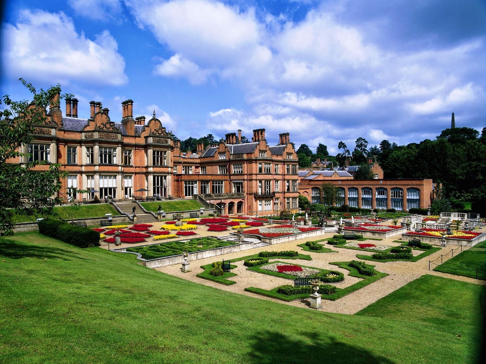 Located near Stratford Upon Avon, the 4-star Hallmark Hotel The Welcombe is a luxurious retreat set amongst more than 150 acres of landscaped grounds.
