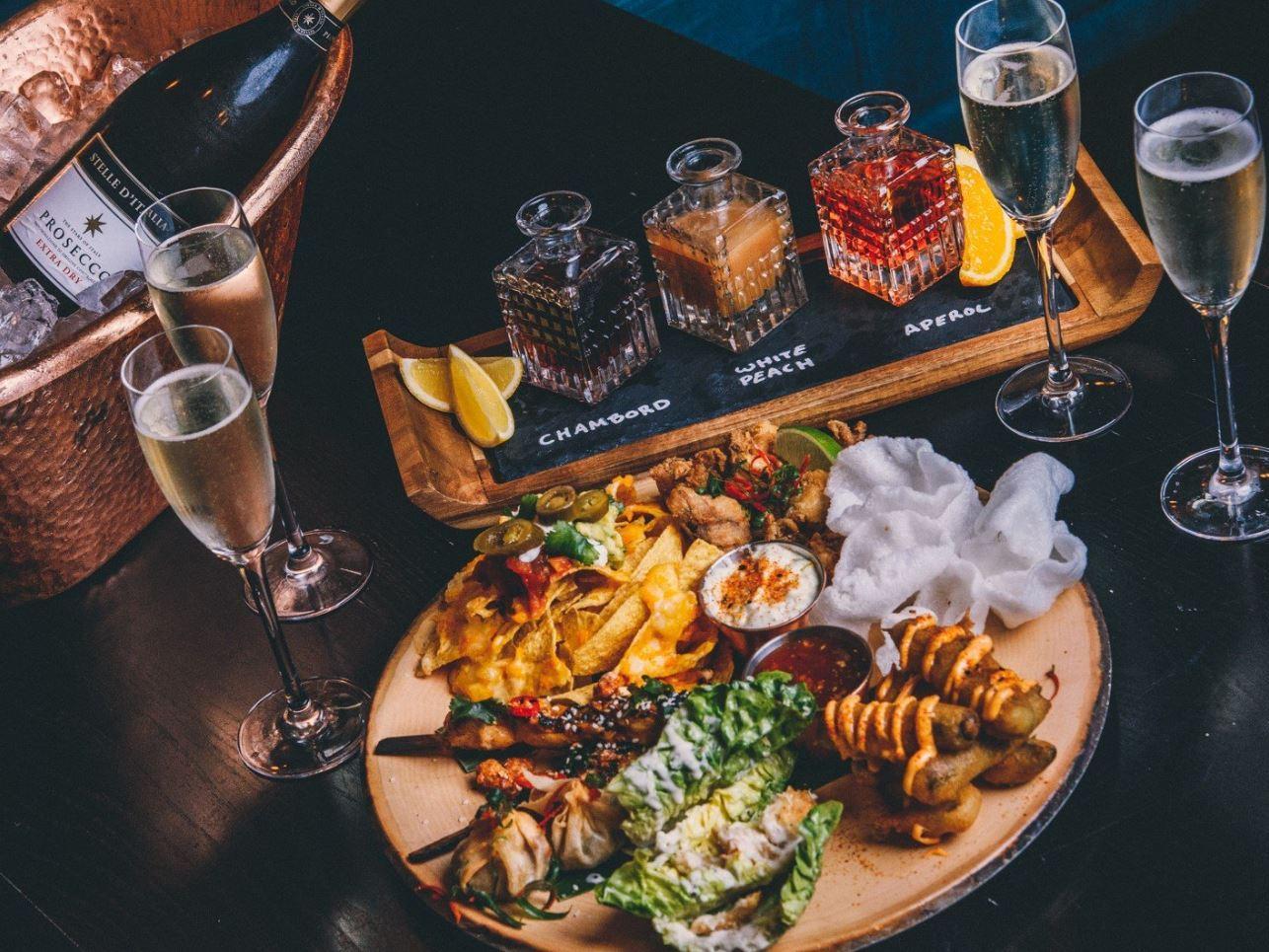 Served from 11am to 4pm every weekend, Manahatta offers unlimited prosecco, Bloody Marys, Aperol Spritzes and Pints of Coors alongside a menu of tasty egg and meat dishes.