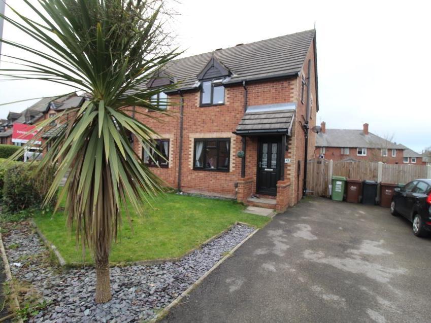 Situated in a desirable residential location, this well-presented property features modern decor throughout, a fitted kitchen, enclosed garden and private parking, and is ideal for first-time buyers. Price: 185,00 GBP