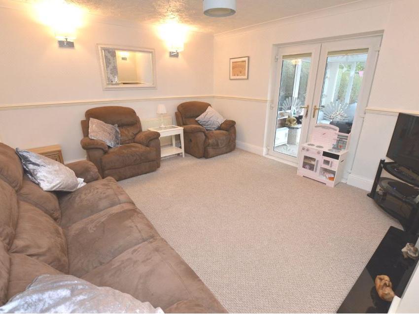 Conveniently placed for commuting to the business centre of Leeds, with easy access to the motorway networks, this beautiful property is nicely furnished throughout and benefits from a large garden to the rear. Price: 142,500 GBP