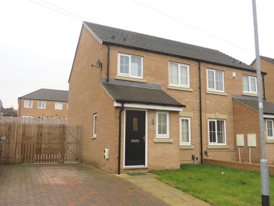 Beautifully presented throughout, this three bedroom property offers a modern living space, with a good sized garden and patio area, driveway for parking, and good transport links to Leeds city centre. Price: 180,000 GBP