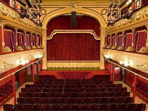Explore the UK's oldest surviving music hall on a guided behind-the-scenes tour, uncovering the rich history of this iconic cultural landmark, with refreshments served at Leeds Grand Theatre. 🏰 City Varieties Music Hall, Swan Street, Leeds, LS1 6LW