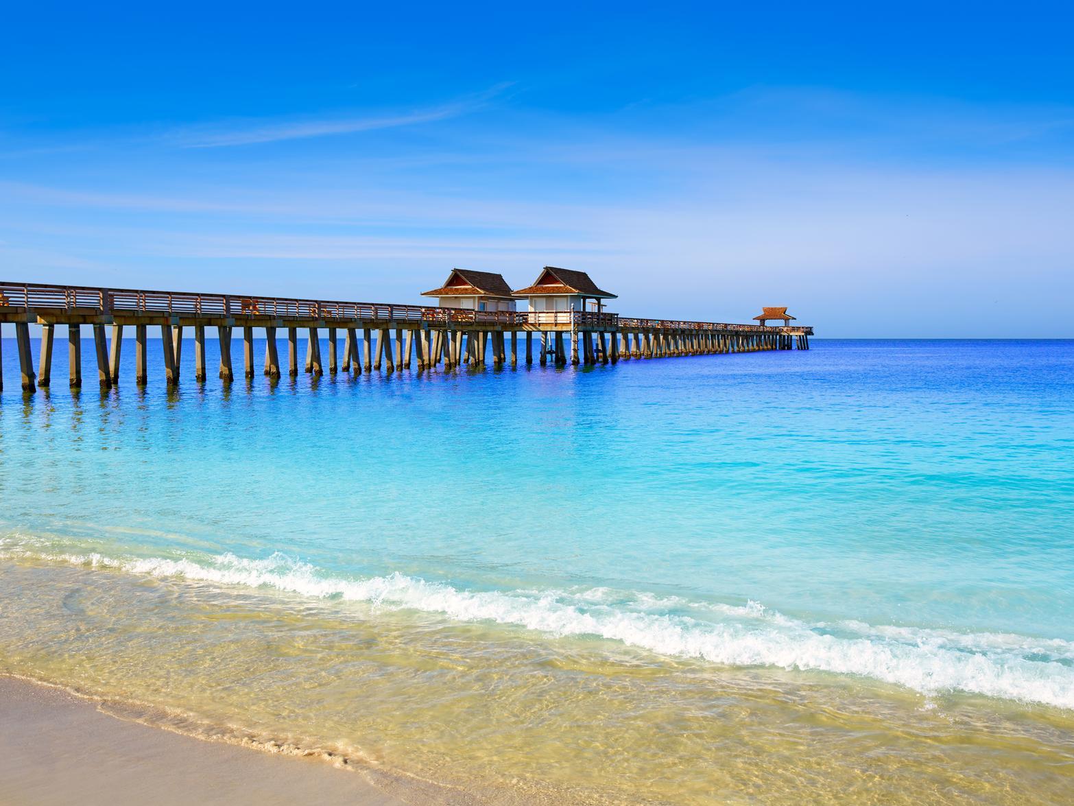 The weather is hot and sunny in April, with highs of around 28C. The minimum daily temperature is around 15C. Florida has an array of scenic beaches and a variety of things to do over Easter.