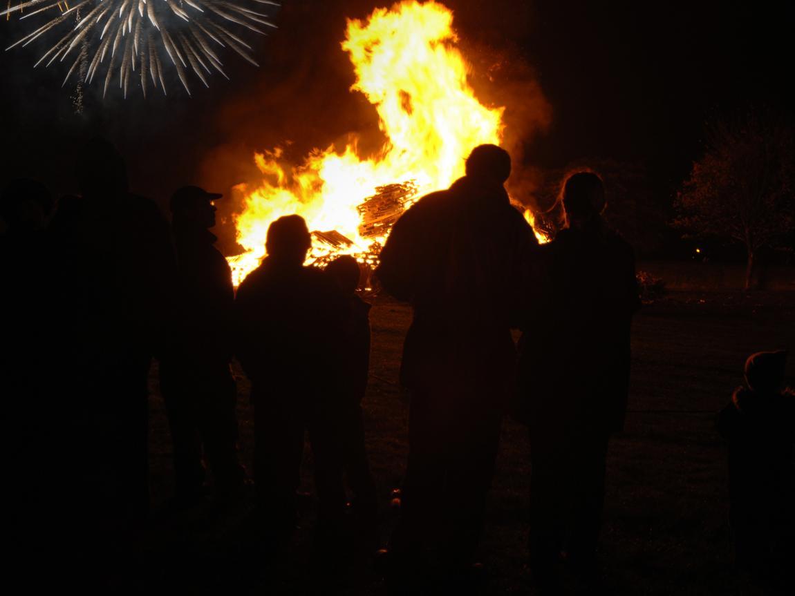 An exciting annual event in the Elland calendar is the Round Table Charity Bonfire at Hullen Edge Park.