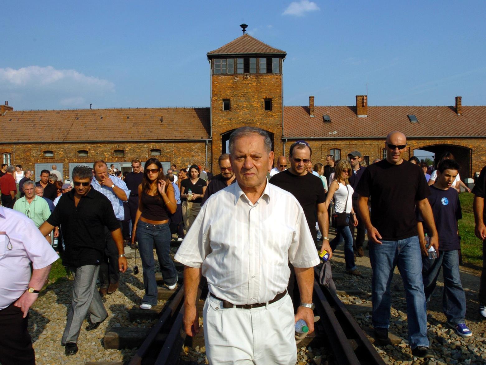 Arek Hersh leads the delegation into Auschwitz-Birkenau.