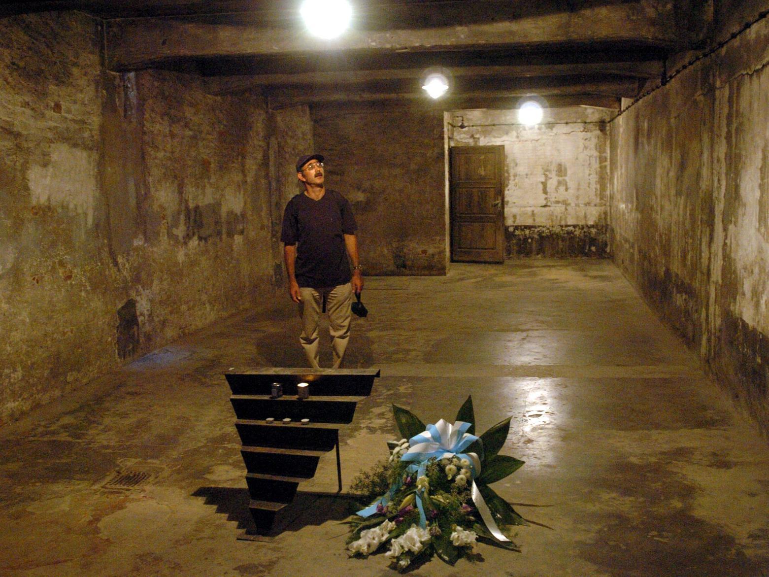 Murray Shiffeldrin in the gas chamber.