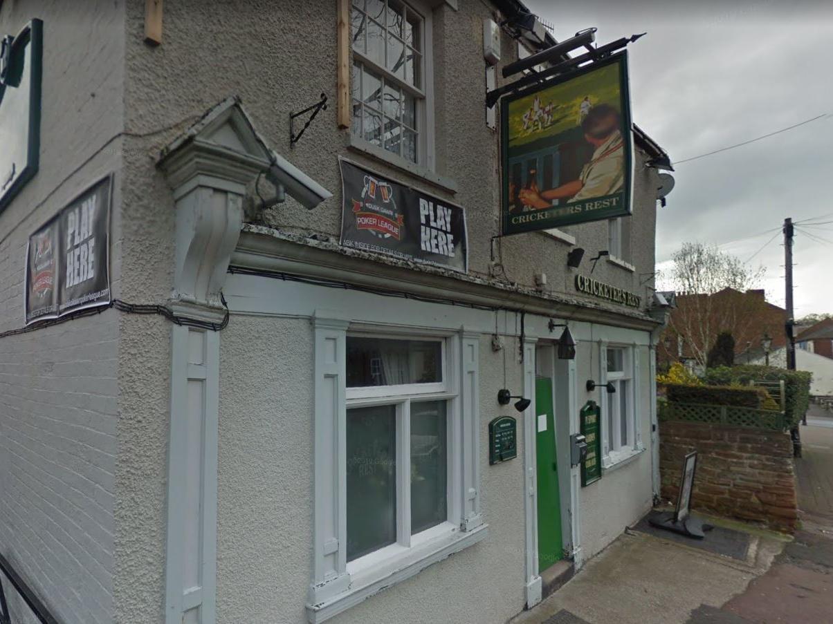 Close to the centre of town, this pub is operated by Castle Rock with handpumps dispensing six cask ales.