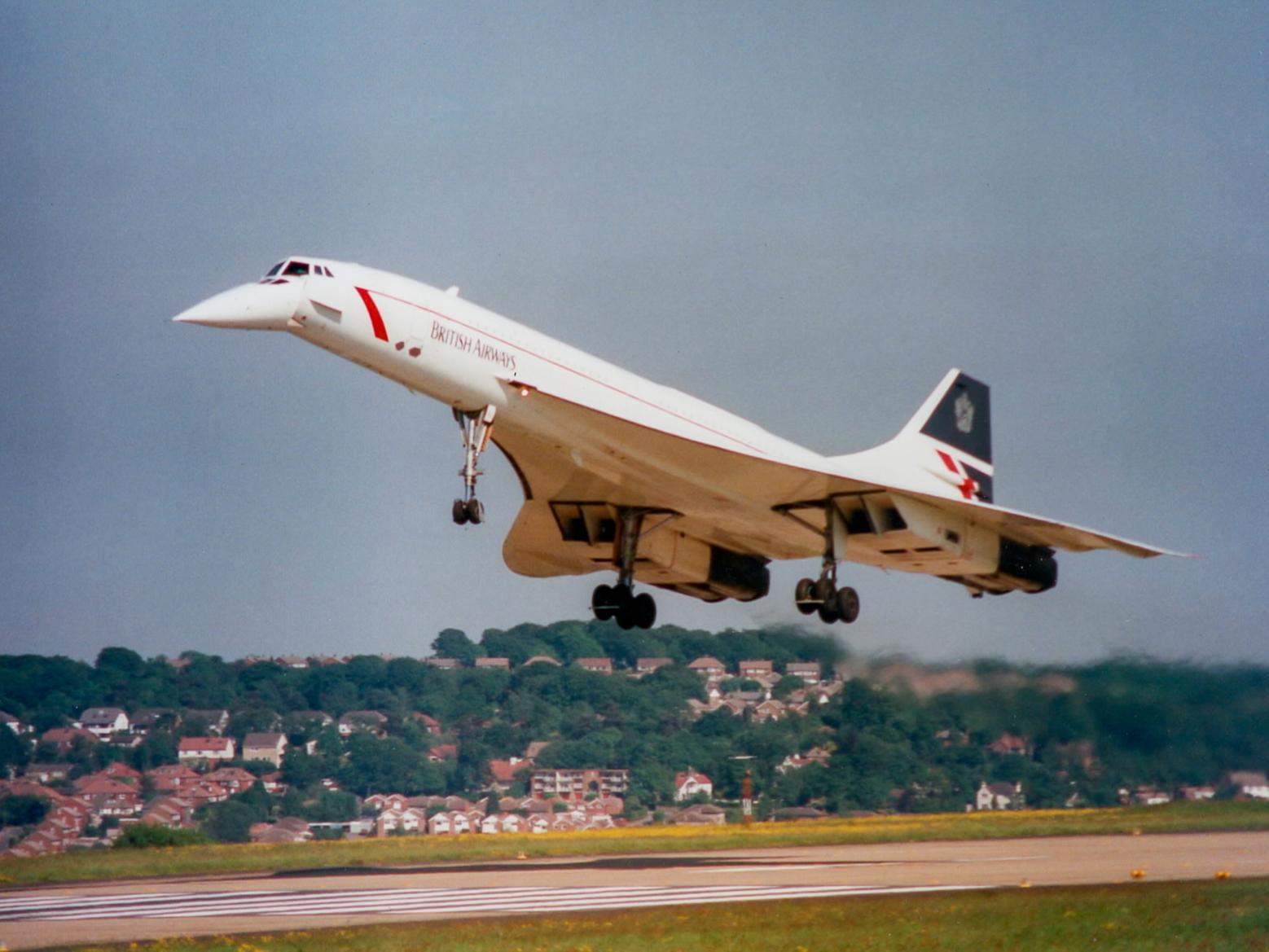 Concorde landing on runway 32 in June 1996. The photos was taken from Plane Tree Hill in Yeadon.