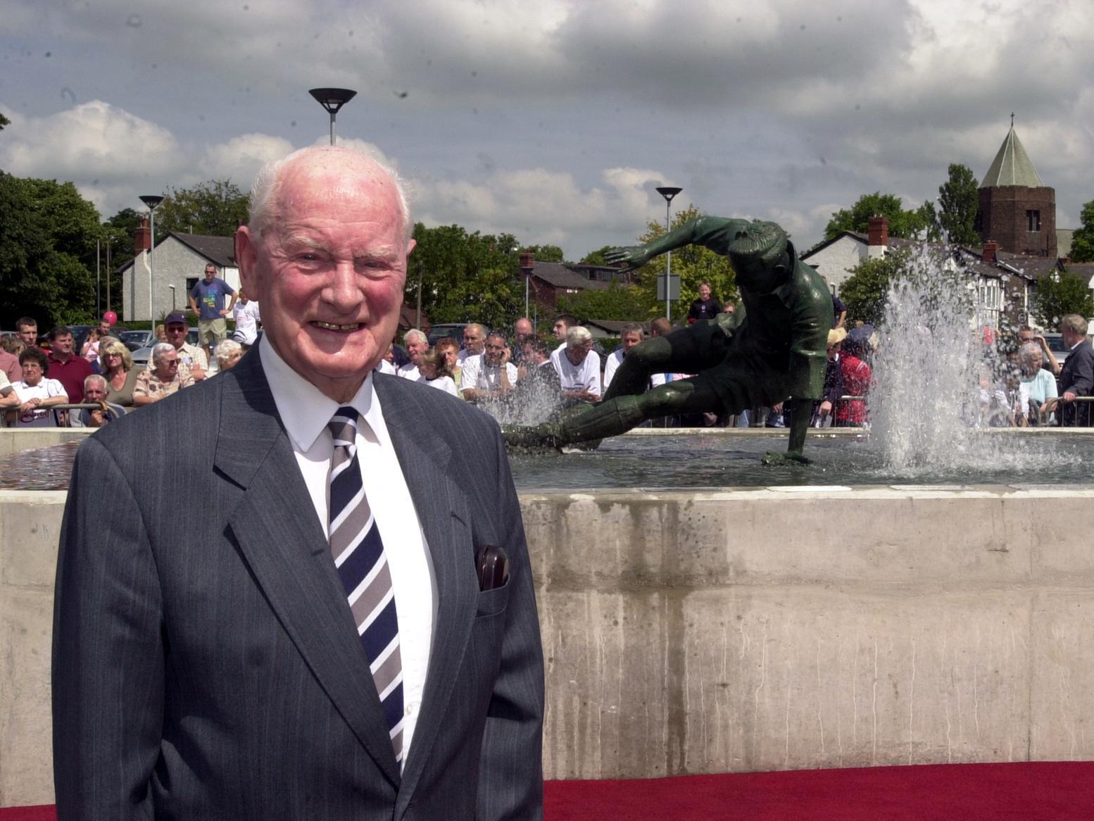 Sir Tom Finney at the official opening of the Splash statue outside Deepdale in 2004