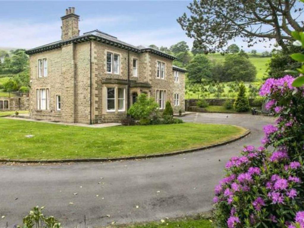 5 bed detached house to rent - Cowpe Road, Rossendale, Lancashire BB4