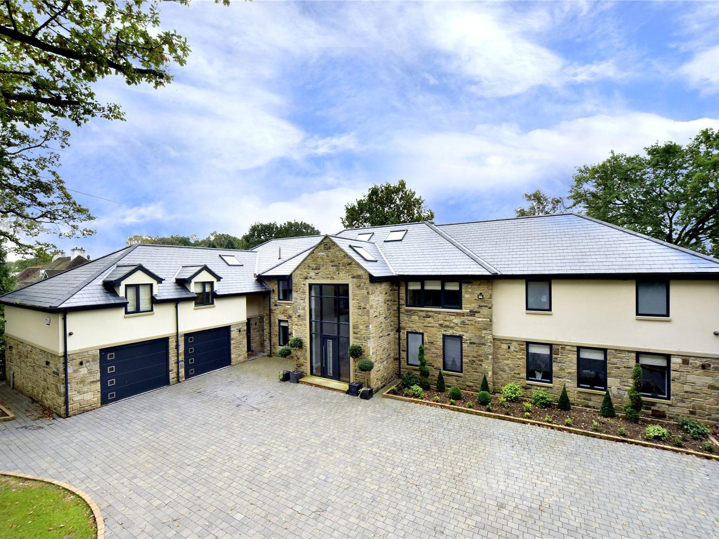 Hunts Land is a short drive from Wetherby, Harrogate, and Leeds city centre.