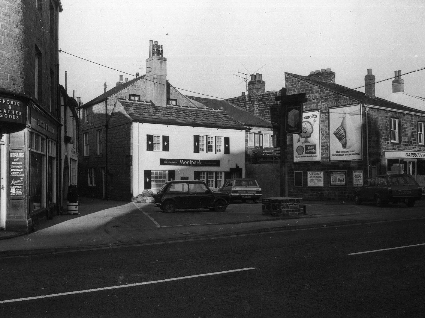 Bondgate with the Woolpack public house in the centre. Also visible are Dobson & Robinson, sports and leather goods on the left and Garbutt & Mawson Ltd., ironmongers, followed by the Bowling Green pub on the right.