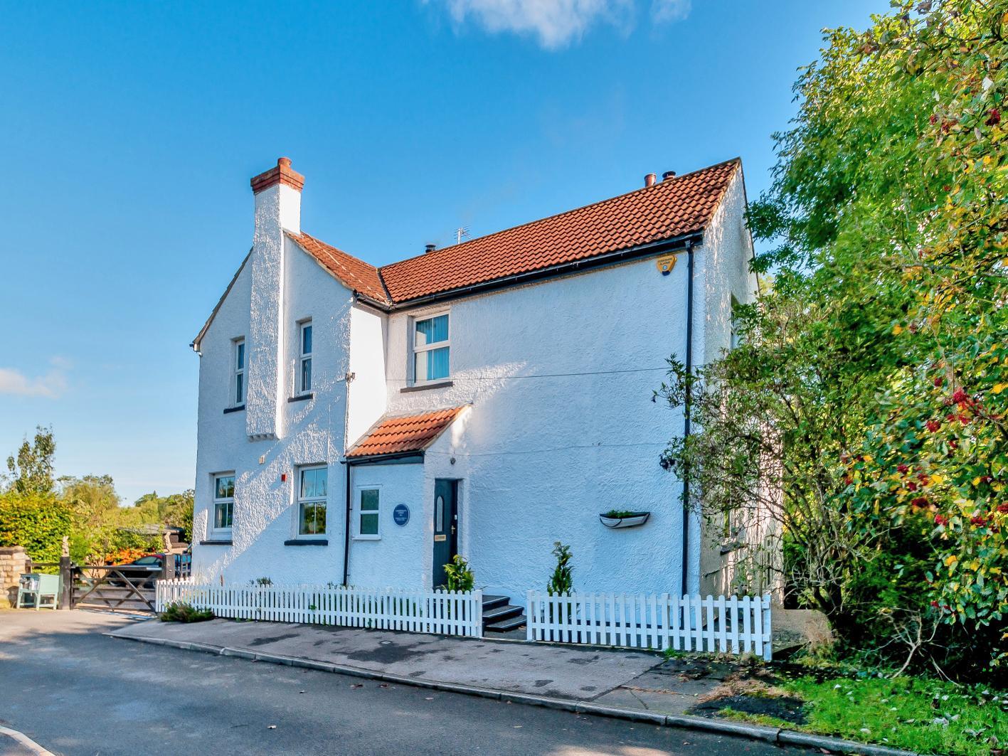 A charming 5 bedroom detached house providing generously proportioned and versatile accommodation, set beautifully in private gardens and grounds that run alongside the River Ure.
