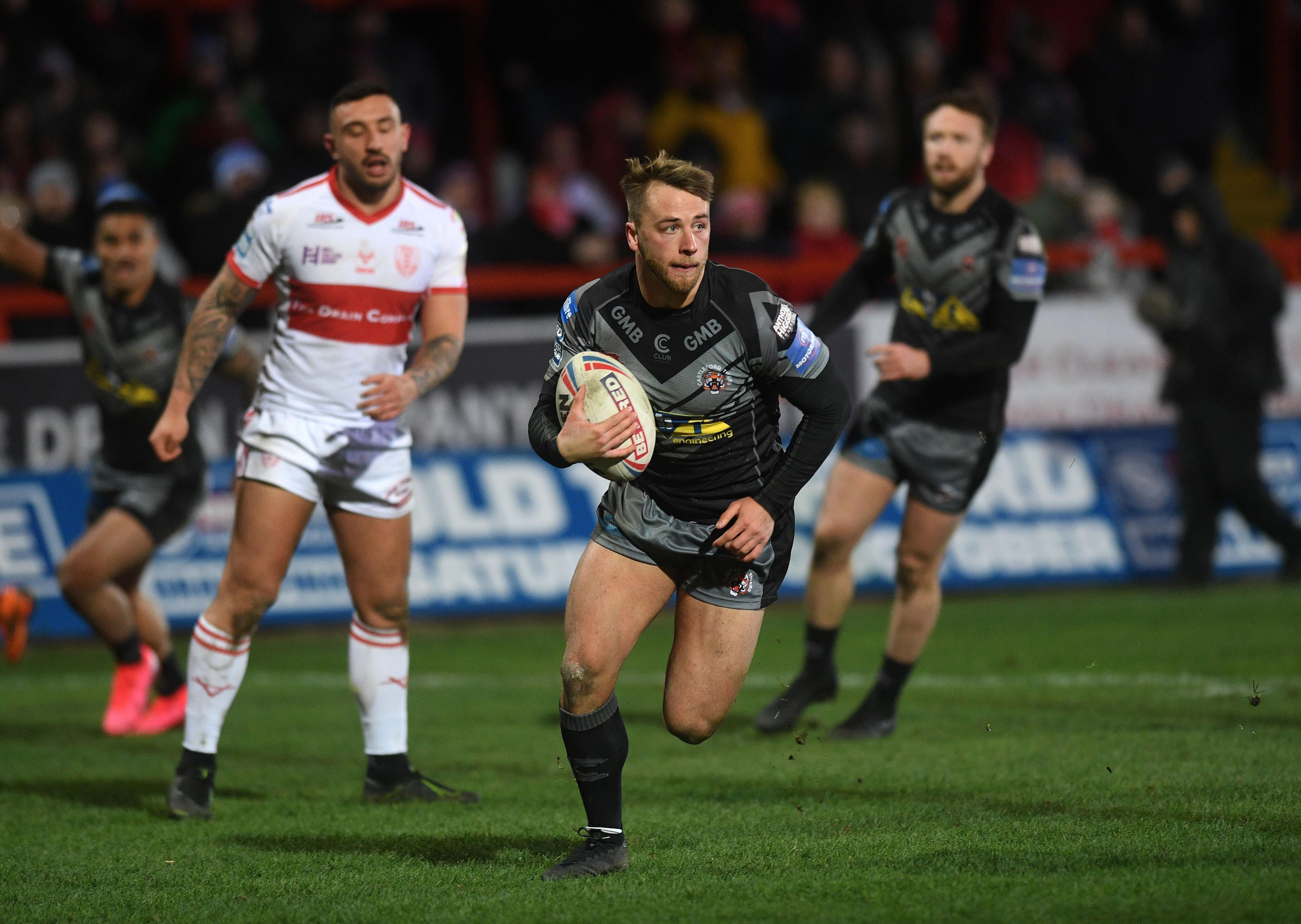 Danny Richardson goes over to score to Castleford Tigers.