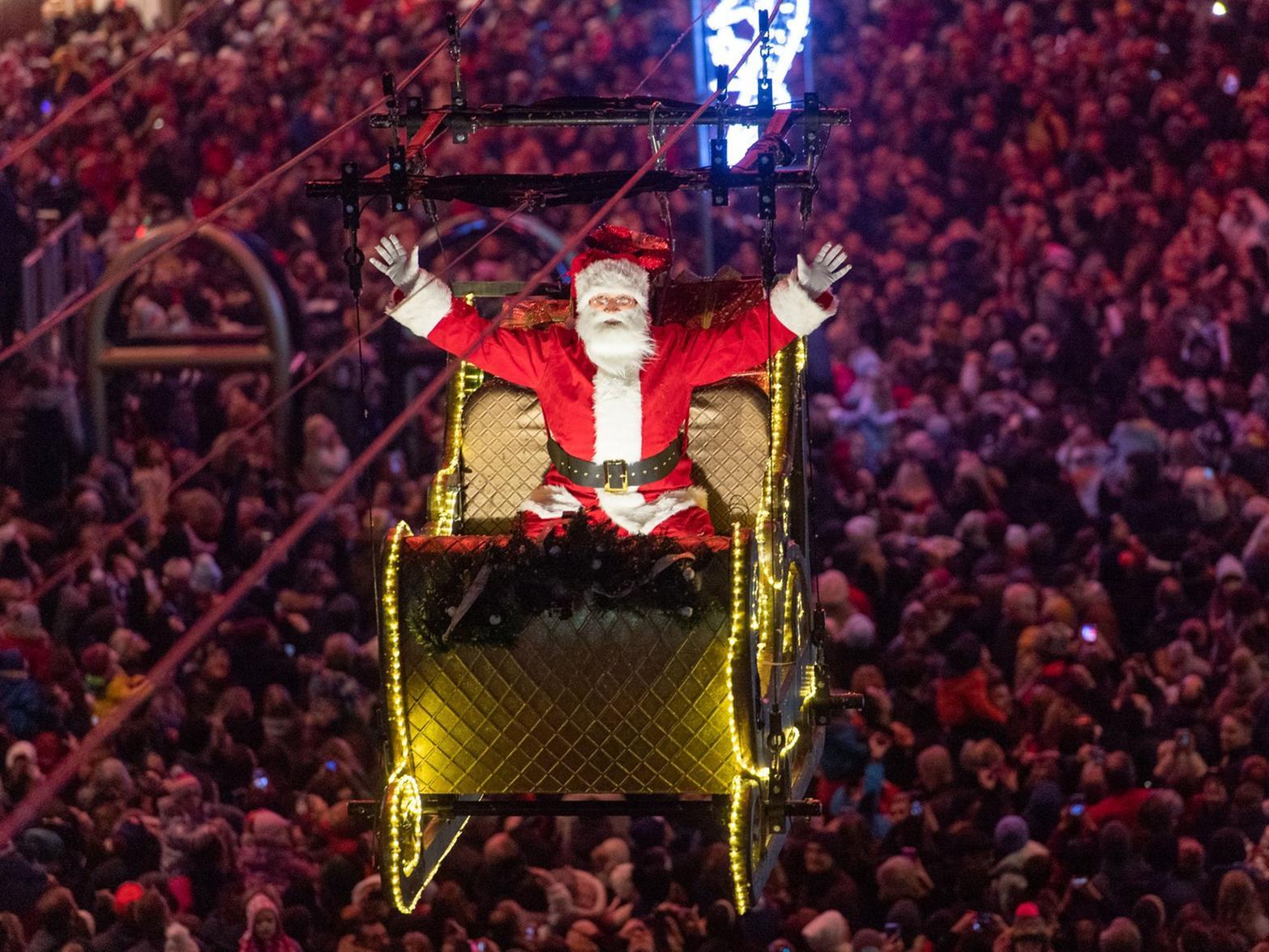Even Santa Clause made a cameo appearance, as he flew up the Royal Mile in his magnificent sleigh, wowing the audience.
