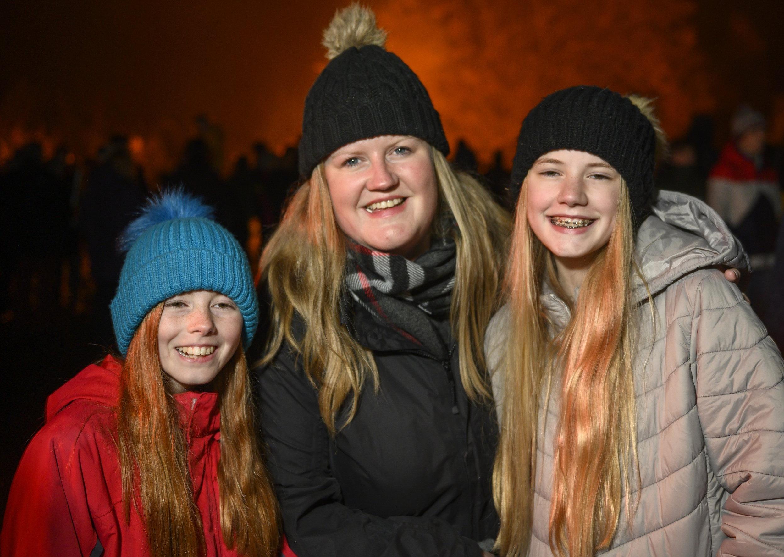 Lauder fireworks display 2019

Nikki Batchelor with daughters Lauren and Anna

Pic Phil Wilkinson 
info@philspix.com