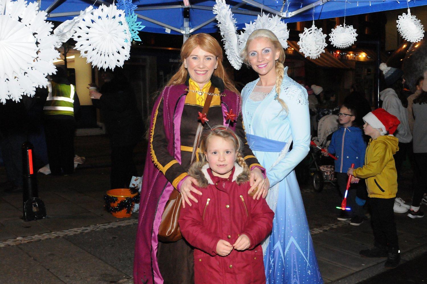 Young Lexi Robertson with Anna and Elsa from Frozen.