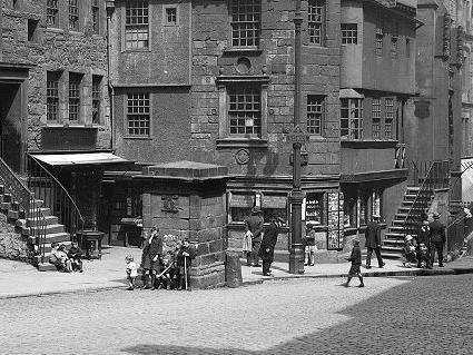 A century has, of course, seen huge changes in the Capital but many of Edinburghs most famous spots are easily recognisable from the 1920s photographs. (Royal Mile, 1920s)