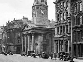 In 1923 Edinburgh Corporation Tramways operated its last cable-hauled tram. Calton jail closed in 1926 and in 1928 the citys first traffic lights were installed at Broughton Street. (George Street)