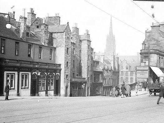And the Playhouse at the top of Leith Walk opened in August 1929 as a super-cinema modelled on the Roxy Cinema in New York. (Greyfriars Bobby in late 1921)