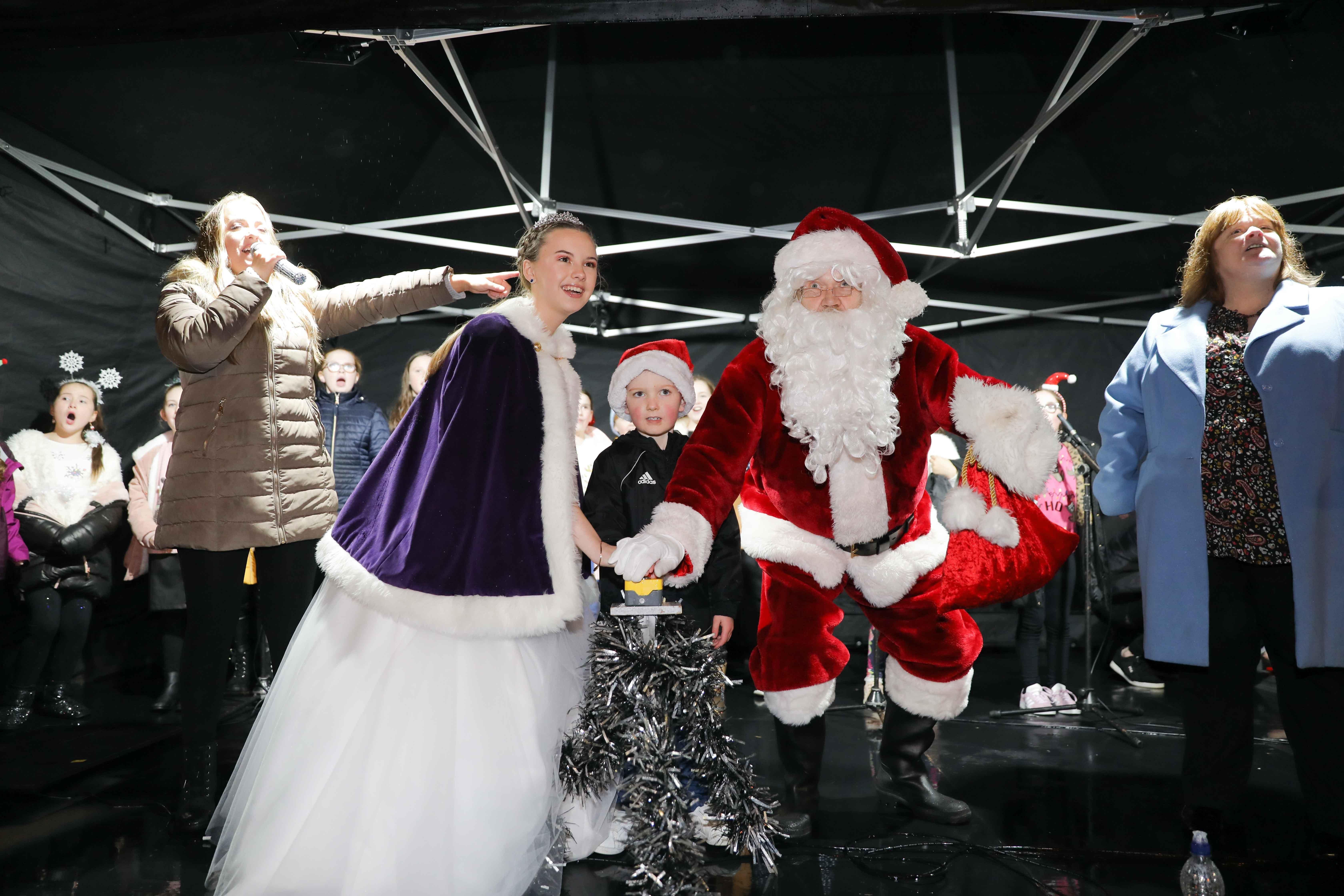Christmas lights switch-on in Bo'ness on Saturday, November 23. Santa helps Fair Queen Kennedi Mann (12) and competition winner Mason Barr (5) switch on the lights. Picture by Jamie Forbes.